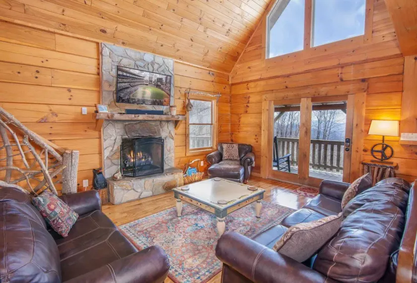 Cabane en rondins 4BR, vues sur les montagnes à longue portée, suite king avec bain à remous, bain à remous, tables de jeux! - Image 1