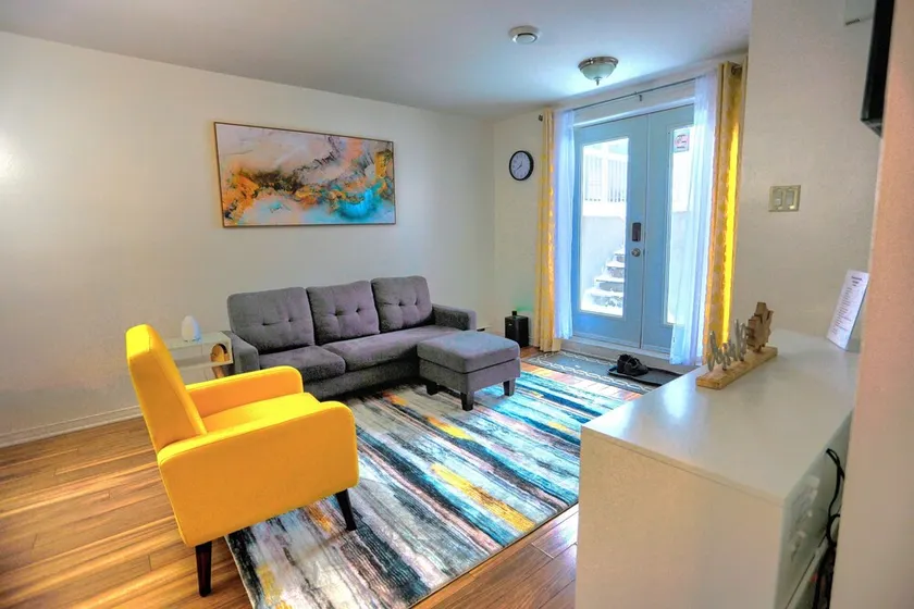 Lacay Apartement - Modern 1 or 2 bedrooms unit - Image 1