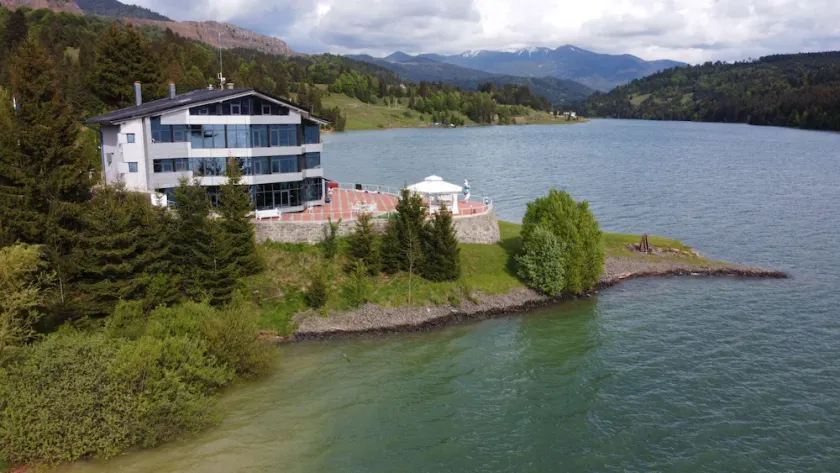 French villa on the shore of Lake Colibita - Image 1