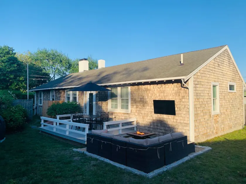 .5 mile Walk to Edgartown Center. Inside the triangle. 3 mi to South Beach. - Image 1
