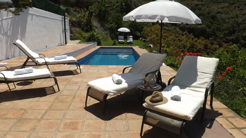 Casa rural rodeada de arboles frutales con piscinas privadas y wifi - Image 1