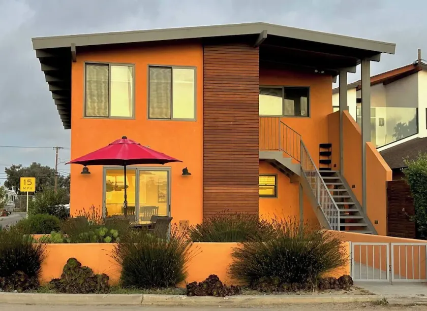 Harbor View Townhouse! Across from Kiddie Beach! Upper Unit + Dogs Welcome - Image 1