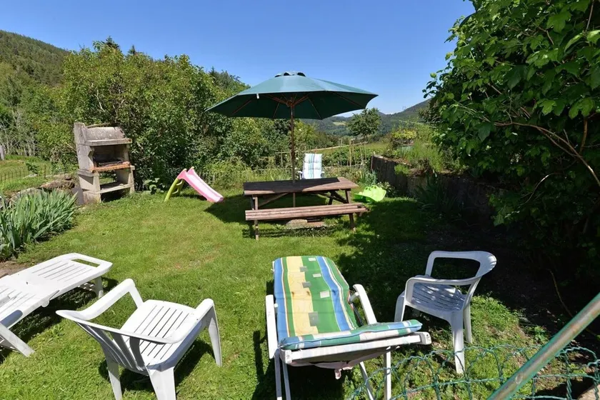 Petite maison \"Les Hirondelles\" avec vue sur les montagnes, jardin partagé et Wi-Fi - Image 1