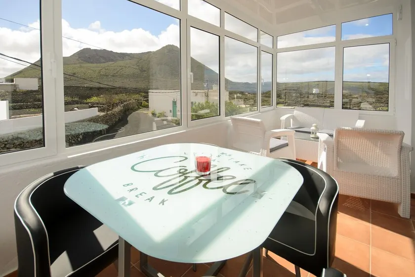 Close to Hiking and Beach with Beautiful Winter Garden - Apartment Ye - Image 1