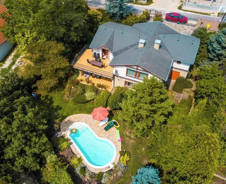 Casa vacacional con piscina y vistas al lago Balaton para familias - Image 1