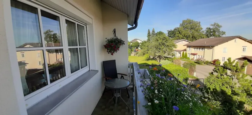 Vacation apartment for up to 3 people, separate first bedroom, south-facing balcony with a view of the mountains - Image 1