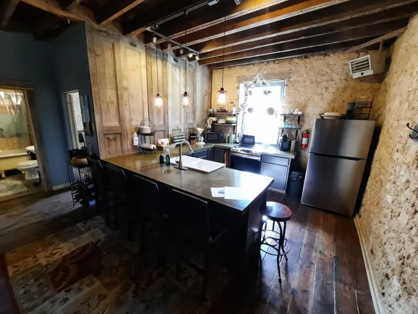 Primitive yet classy apartment in rural Iowa near small town shopping and hiking - Image 1