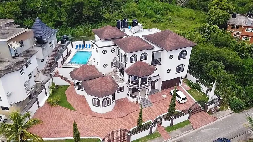 PERFECT FOR LARGE GROUPS-EXCELLENT LOCATION, MINUTES FROM EVERYTHING. - Image 1