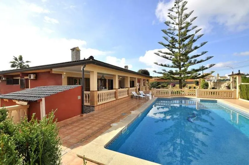 Luxurious villa with pool in Bahía Grande - Image 1