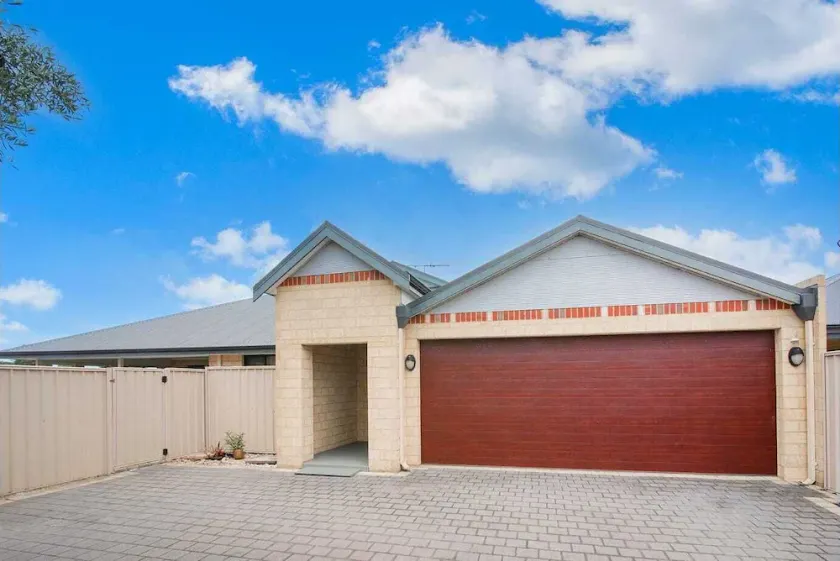 Central 3 Bed home with pool, EV Charger and unlimited free Wi-Fi - Image 1