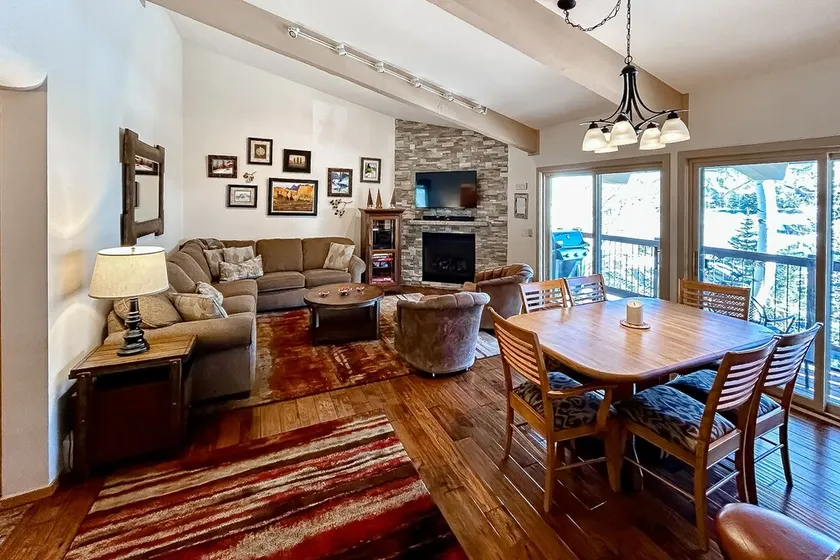 Snowmass Village condo close to ski lift with deck & bright interior - Image 1