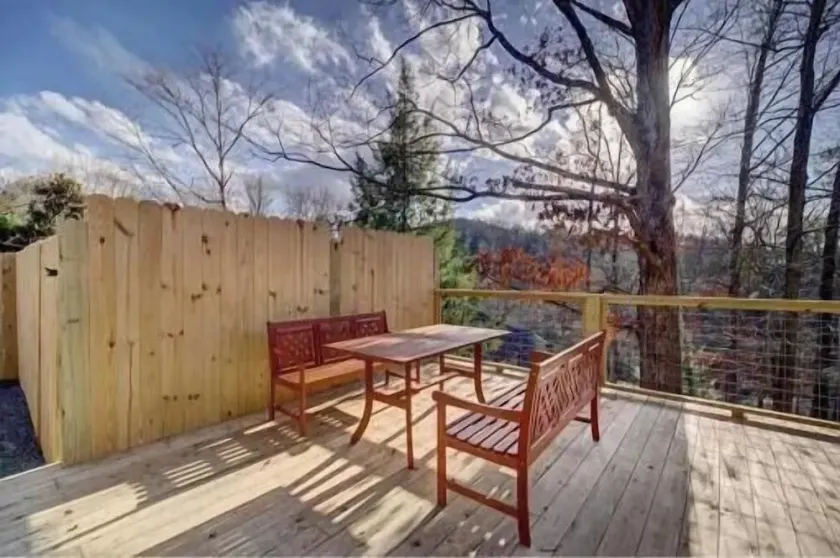 Stunning 4 Bedroom Mountain Cabin with Hot Tub and Game Room, near Theme Parks - Image 1