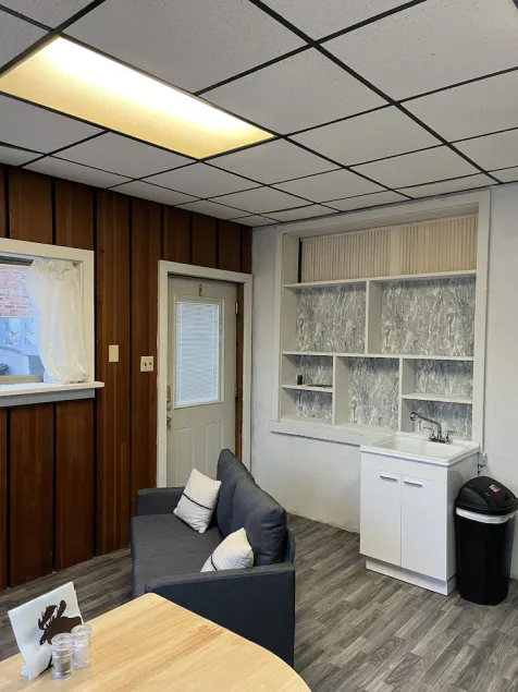 Rustic 1900 building turned cozy studio - Image 1