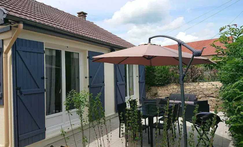 Detached house at the foot of the Baye pond and the Canal du Nivernais - Image 1