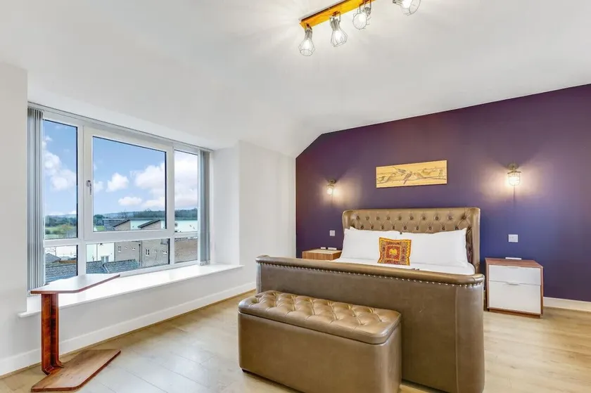 Beautiful Detached House by The Lakes • Driveway Parking • 75'' TV • Snug Room • Yoko Property - Image 1