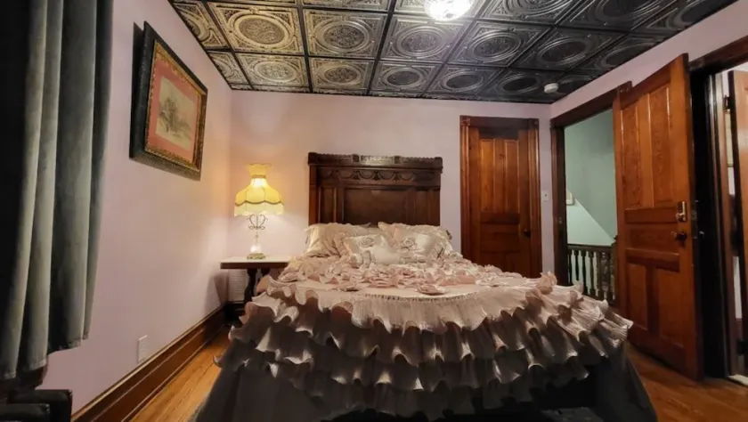 THE BROADWAY ROOM AT TRAILS END B&B - Image 1