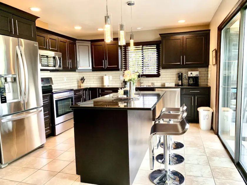 Oceanfront Retreat: Near Airport & Ferry. Perfect for Families - Image 1