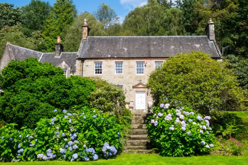 Beautiful waterside historical country house with magnificent garden - Image 1