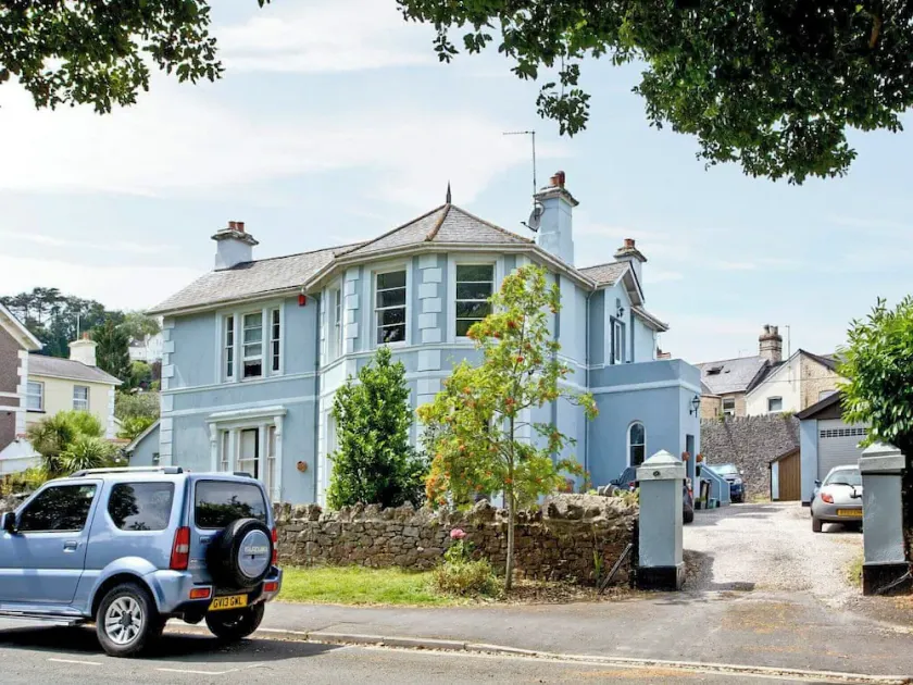 2 bedroom accommodation in Newton Abbot - Image 1