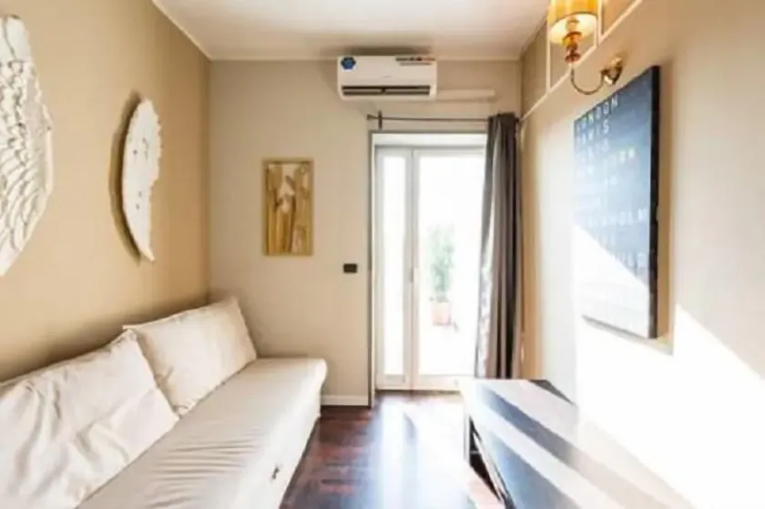 Cavour Room 5 Suite - Image 1