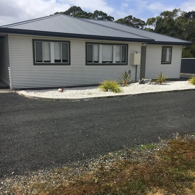Entire House 3 bedrooms, 5 minute walk to town centre and 1 minute to beach - Image 1
