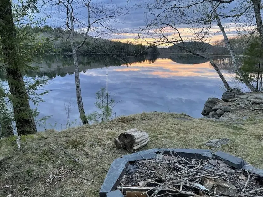 Lake Front-Maine Themed-Soaking Tub-Fire Pit-Kayak - Image 1