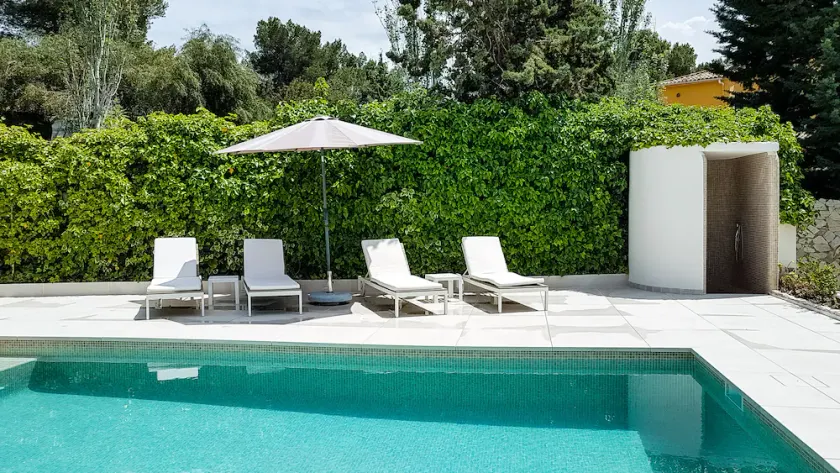Idylliskt hus med tropisk trädgård och privat pool i ett lugnt bostadsområde - Image 1