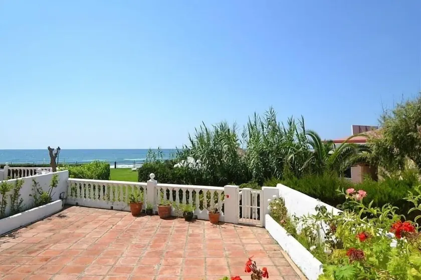 Appartement climatisé avec vue imprenable sur la mer et grande terrasse au rez-de-chaussée - Image 1