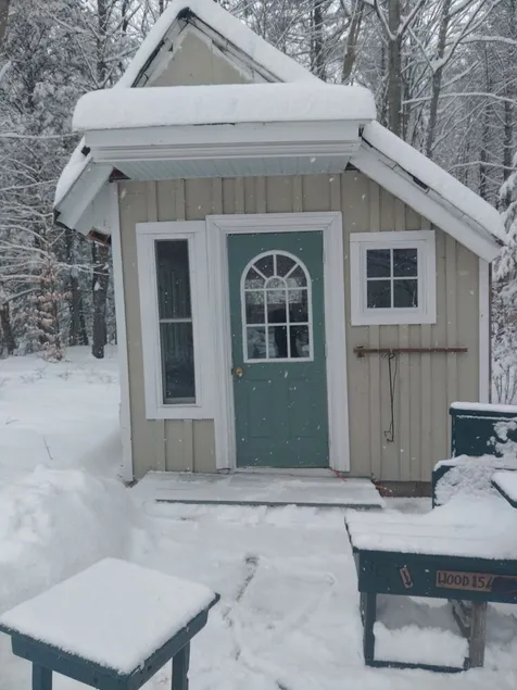 Tiny river Cabin Electricity/ heat/ shower  - Image 1