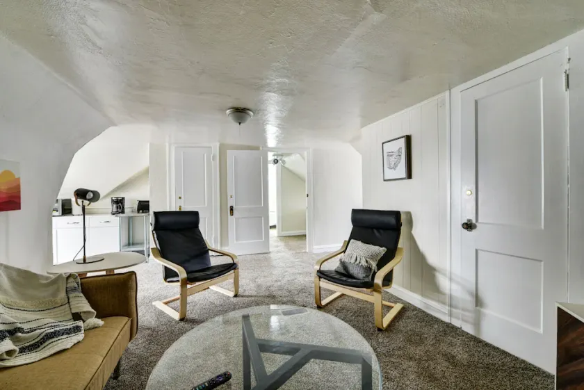 Historic District 1BR on 3rd Floor near Cleveland Clinic ~ Quiet & Safe - Image 1