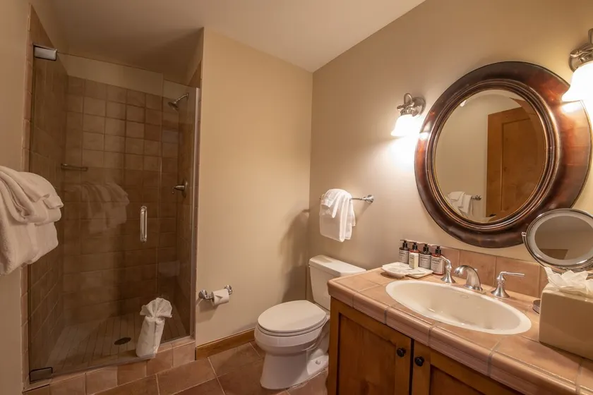 Comfortable & Spacious 2 Bedroom Condo unit in Mountaineer Square condo - Image 1