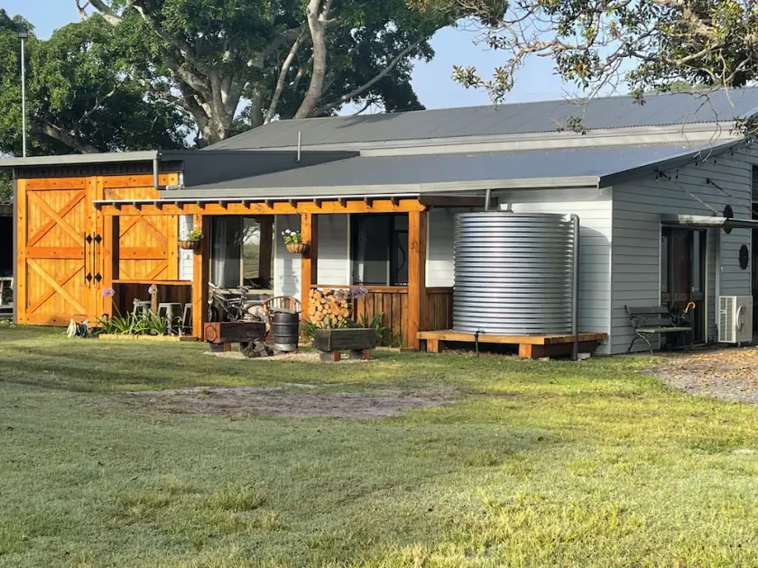 Stylish 2 bedroom Guesthouse - 1 minute from the beach. - Image 1
