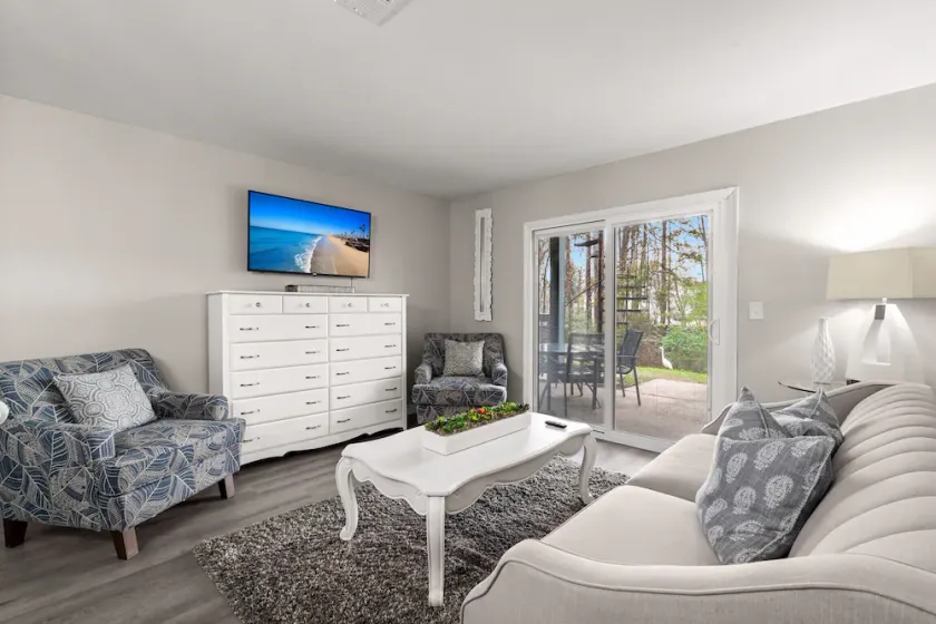 Spacious 2 bedroom condo - Image 1
