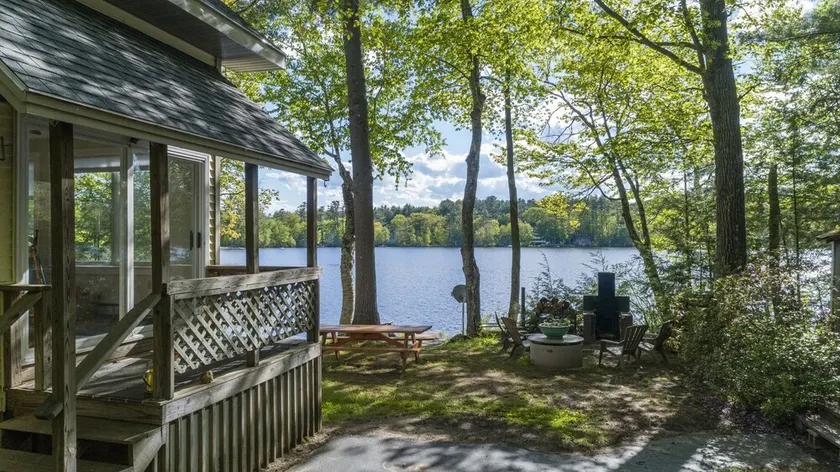 Cozy lake house with private beach - Image 1