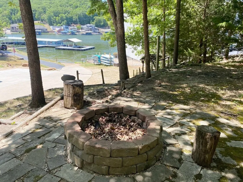 Lakeside home with new furniture, swimming pool & other resort amenities. - Image 1