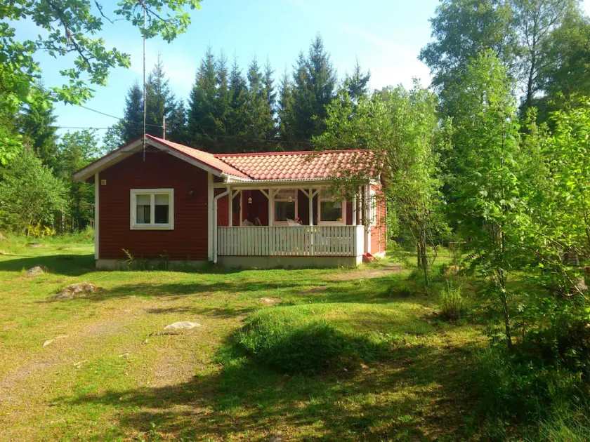 Le chalet rouge sur le lac Örsjön avec une connexion Wi-Fi gratuite et son propre bateau à rames privé - Image 1