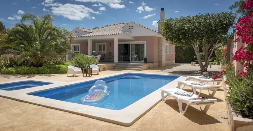 Villa de luxe avec piscine et bain à remous - Image 1