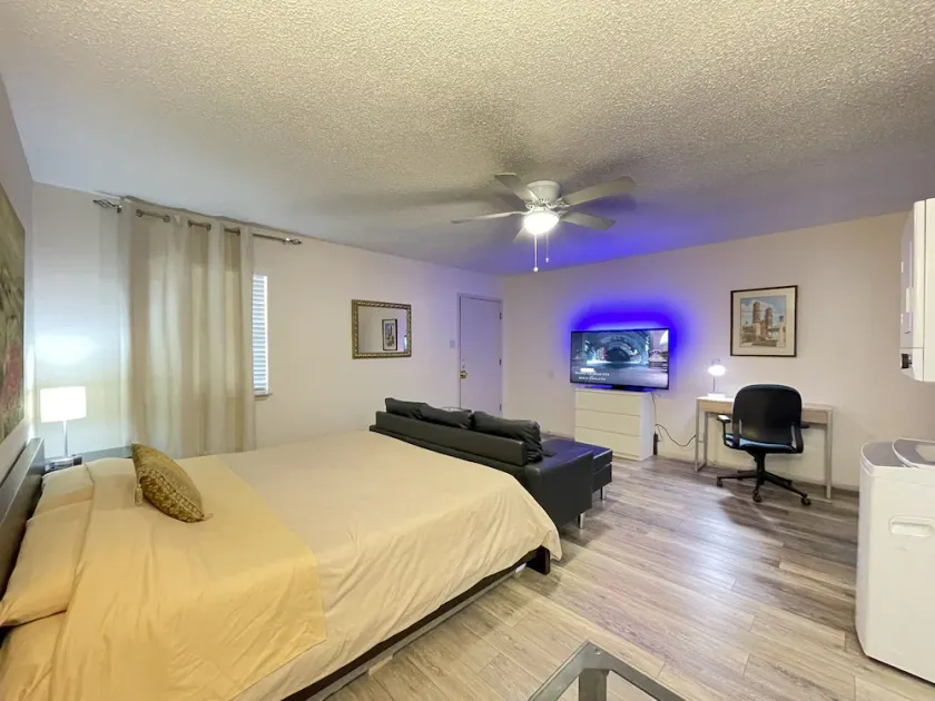 downtown comfy & clean studio - Image 1