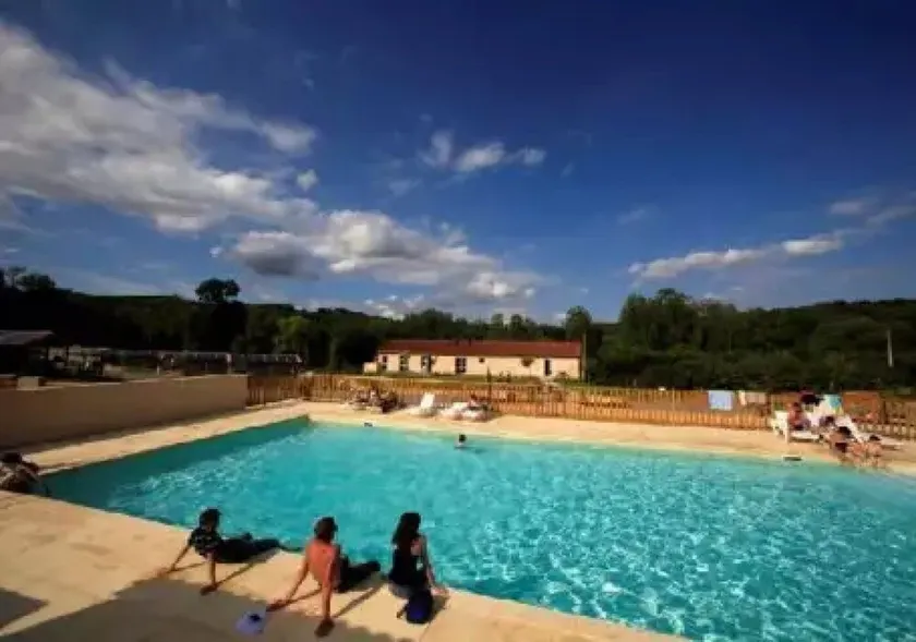 ZEcamping 3 étoiles chiens acceptés piscine chauffée à flanc de colline - Image 1