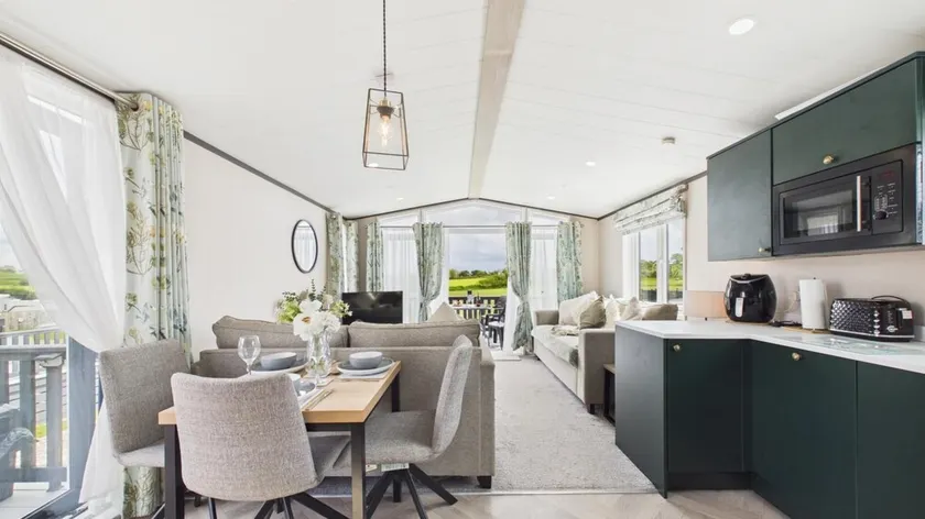 Bumblebee - 2 Bedroom Lodge - Manorbier - Image 1