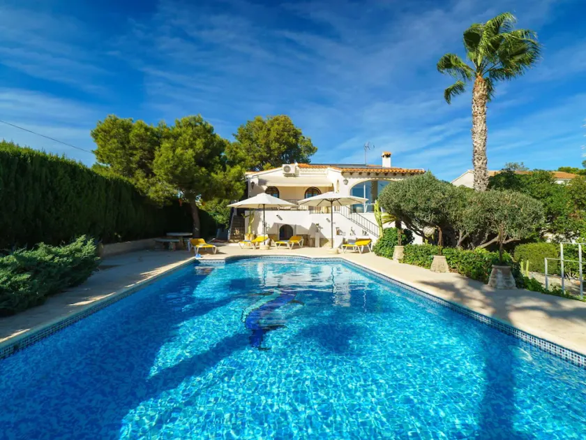 Alleinstehendes Ferienhaus mit  W-LAN, Klimaanlage, privatem Pool, TV, Terrasse, Panoramablick - Image 1