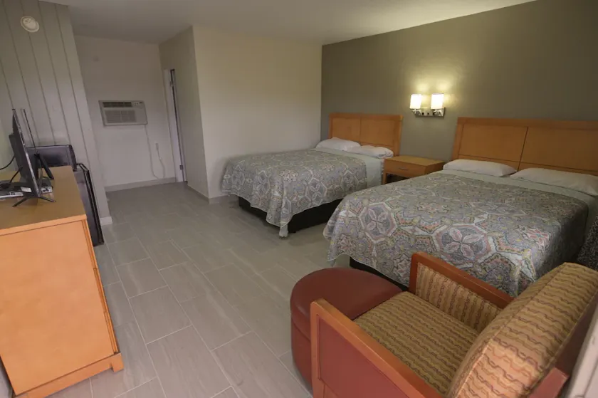 Deluxe Inn - Image 1