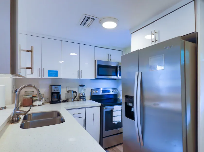 Suarez Art Stay 3BR Miami, Free Parking, Sleeps 7 - Image 1