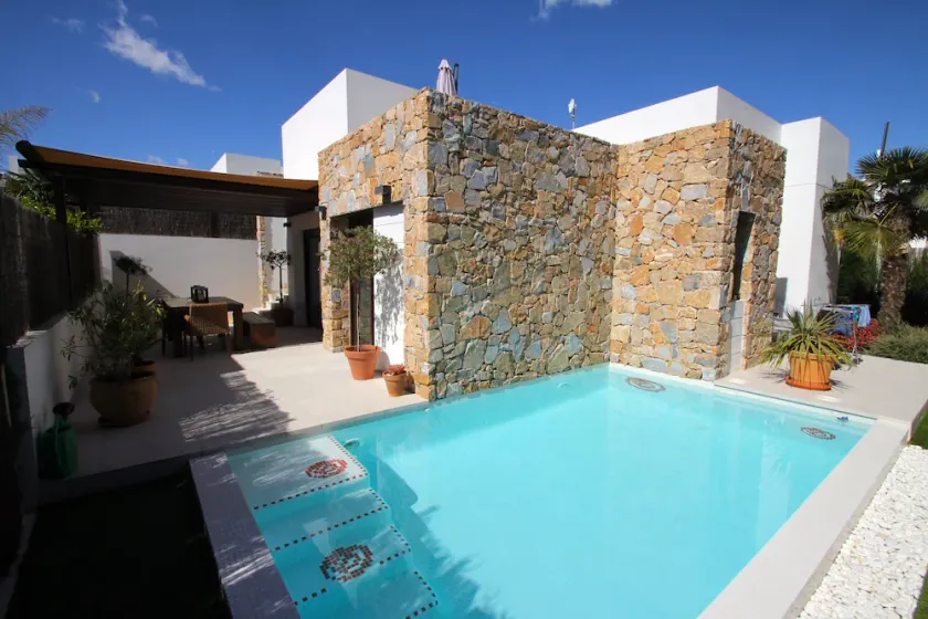New villa with private pool - Image 1