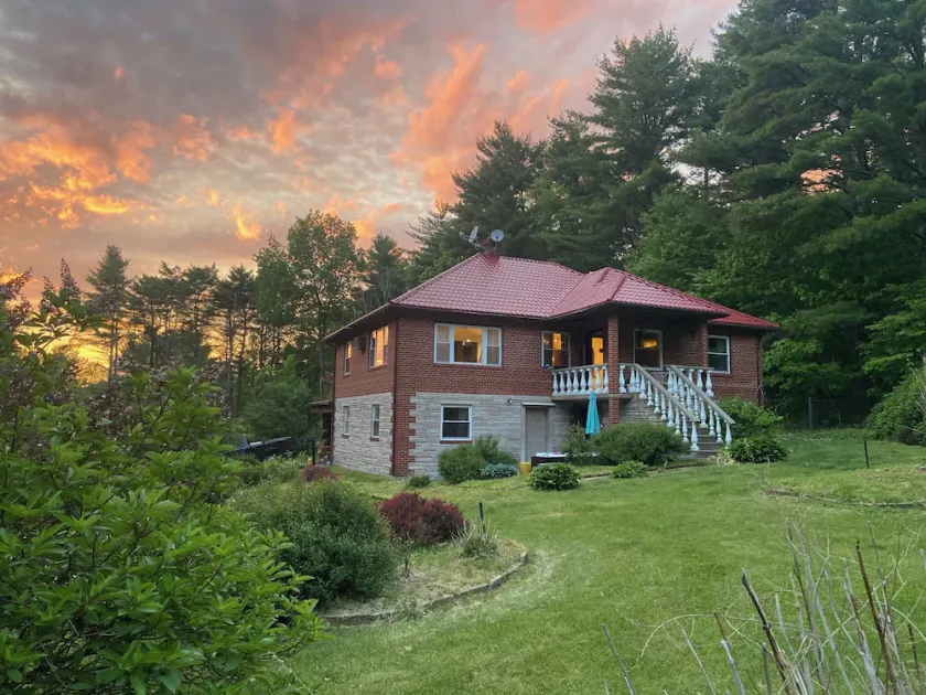 Giant chalet with private lake access. Hot tub. pet friendly. ultimate game room - Image 1