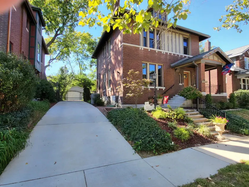 Spacious 3 bedroom and 2.5 bathroom home located in historic Shaw Neighborhood. - Image 1