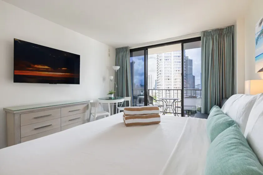 Comfortable Hotel Room in Honolulu - Image 1