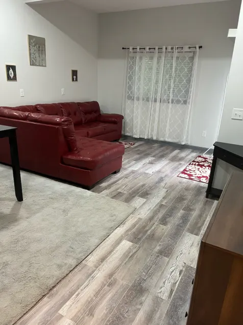 Lovely 2 bedroom rental unit with free parking - Image 1