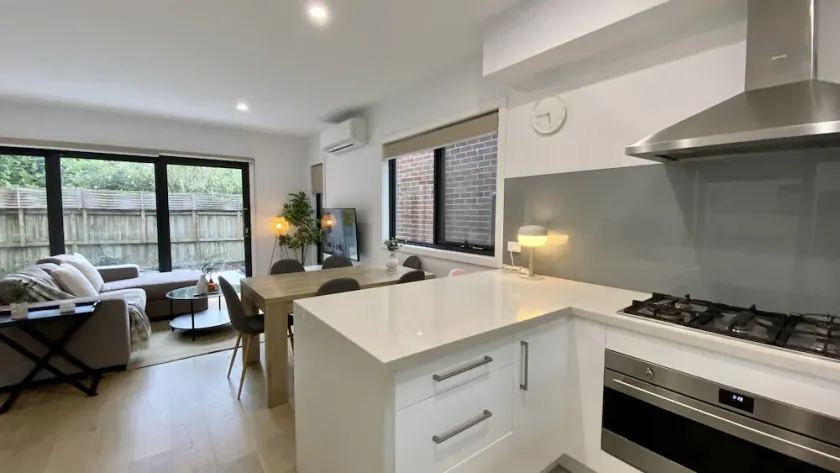 StayAU Modern 4-bedroom TH Bayswater - Image 1