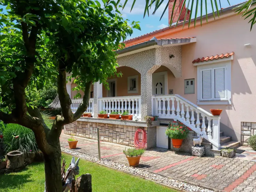 Hermoso apartamento para 6 personas con WIFI, A/C, TV, patio y mascotas permitida - Image 1